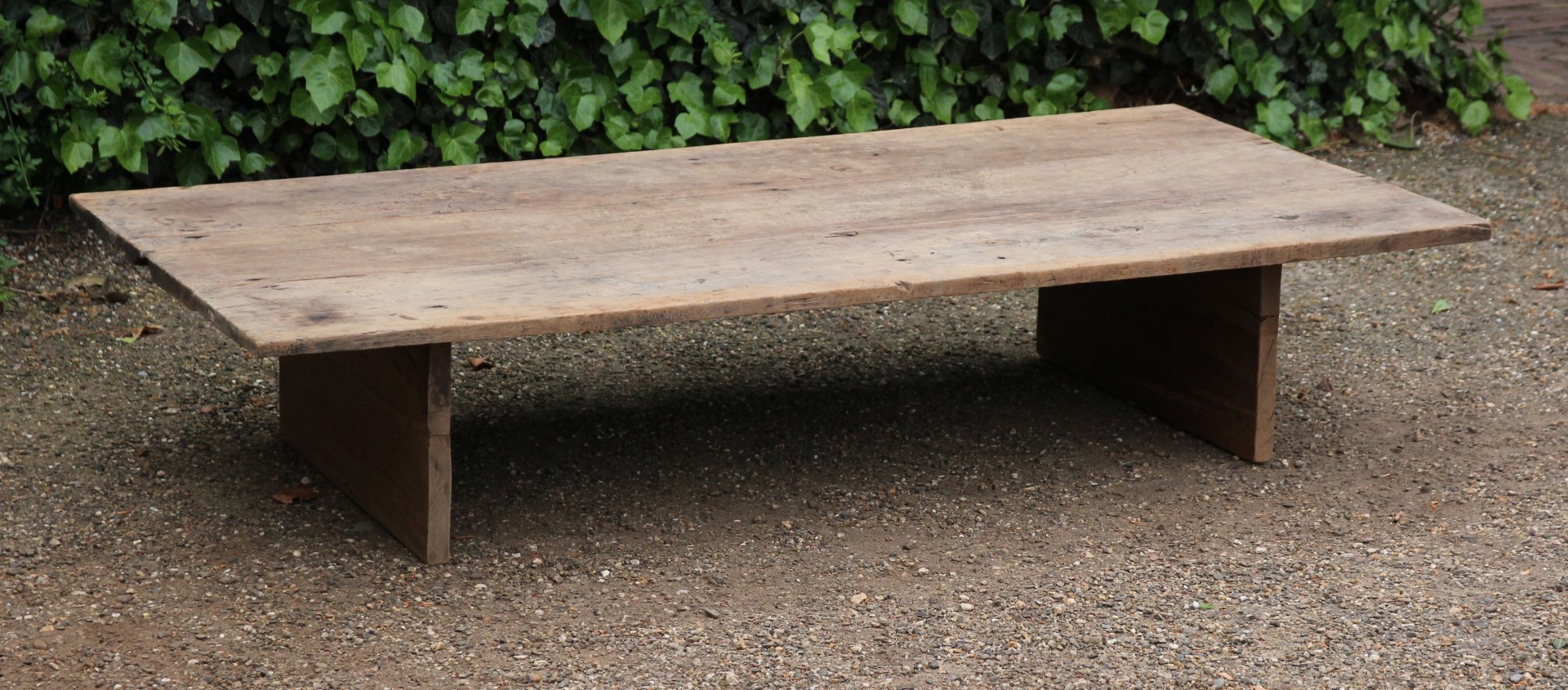 antiker-wabi-sabi-tisch